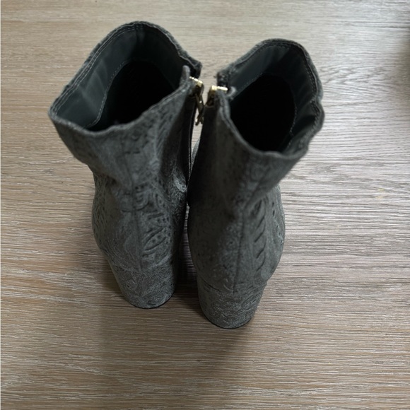 Zigi Soho women’s Nydia velvet green embossed ankle boots booties shoes size 7.5 - Picture 2 of 7